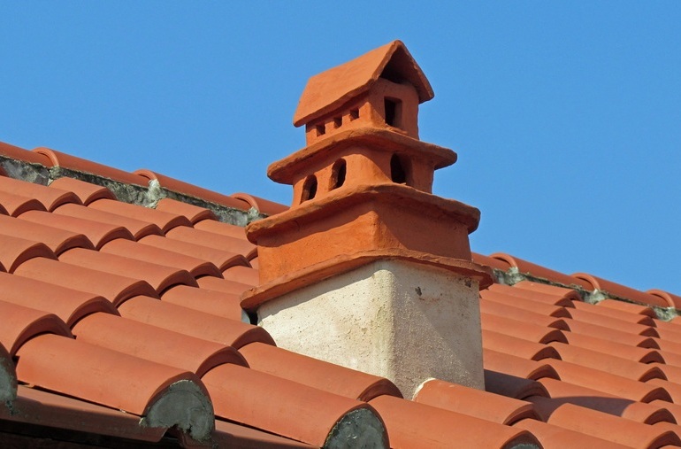 Дымоход на крыше частного дома